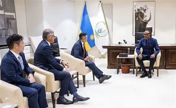 Jack Ma aparece na África e conversa com o presidente de Ruanda